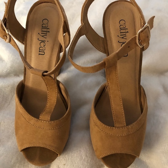 Cathy Jean Tan Heels Size 7 - Picture 2 of 5